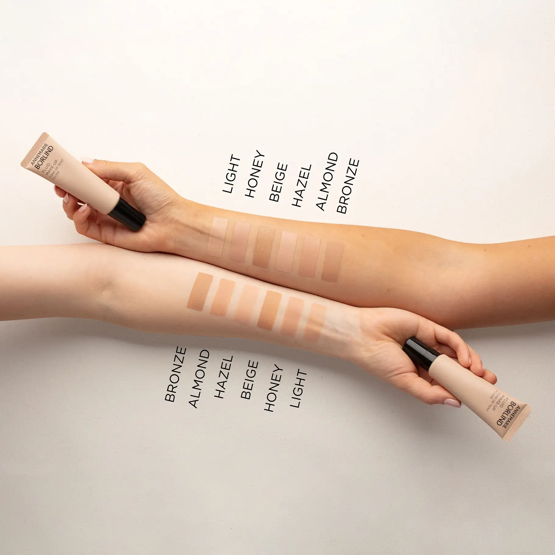 ANNEMARIE BÖRLIND Teint Fluid Make-up Farbswatches in sechs Nuancen auf zwei Armen mit Produkt-Tuben