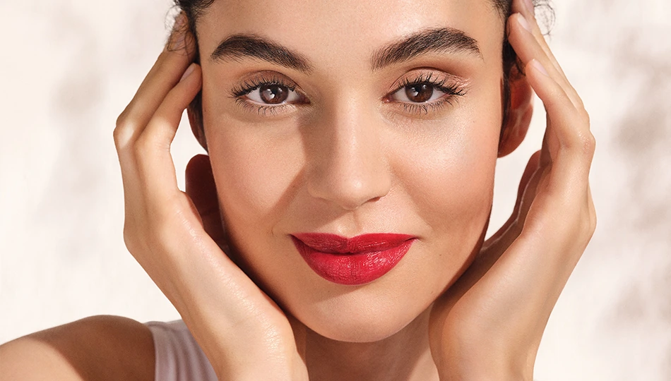 Frau mit rotem Lippenstift – Tipps zum Lippen schminken für ein perfektes Ergebnis