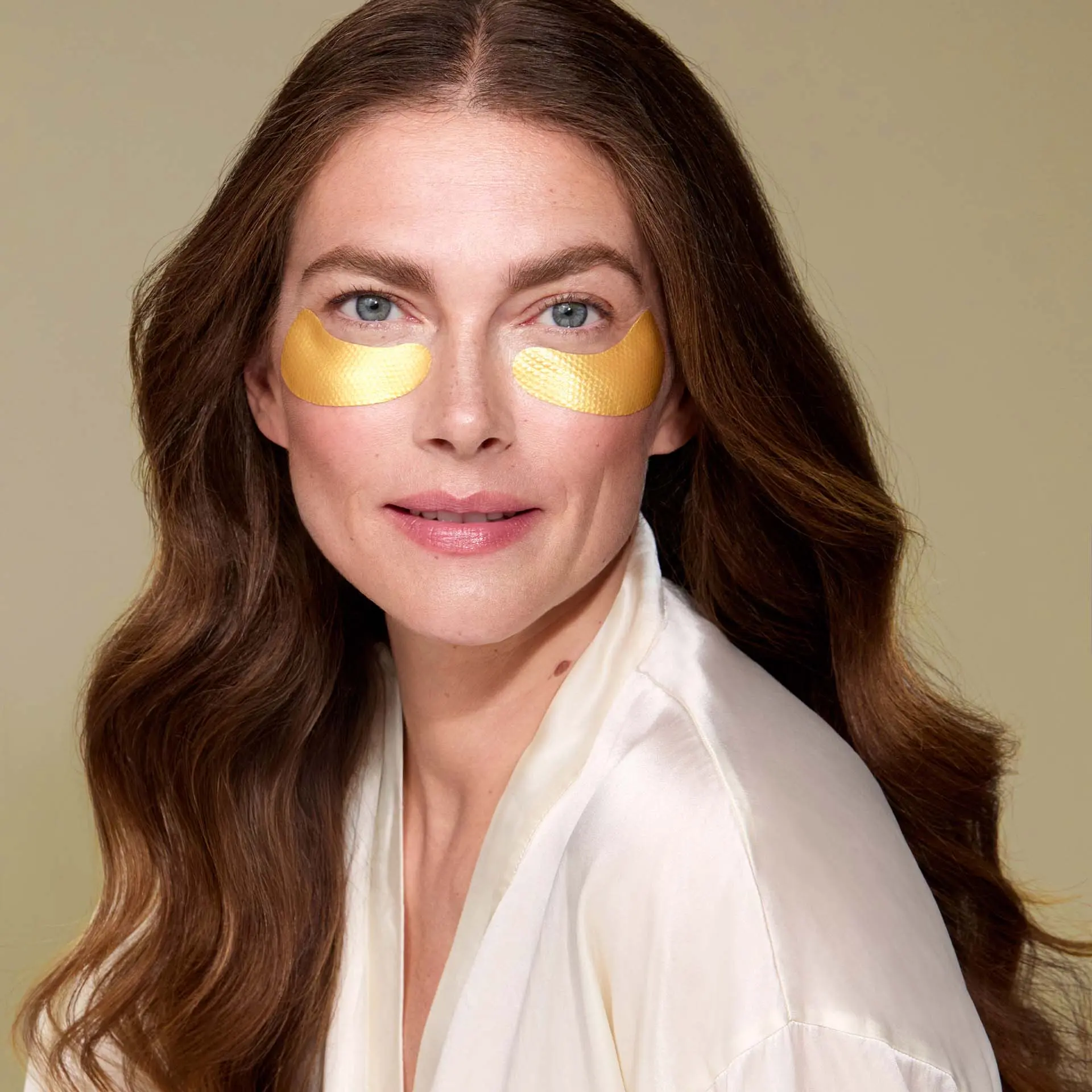 ANNEMARIE BÖRLIND Anti-Aging Augenpads Gold mit Sofort-Effekt angewendet an Model unter den Augen