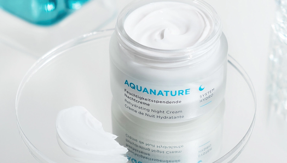 AQUANATURE Nachtcreme mit botanischer Hyaluronsäure für intensive Hautregeneration Offenes Cremeglas der ANNEMARIE BÖRLIND AQUANATURE Nachtcreme mit weißer Textur