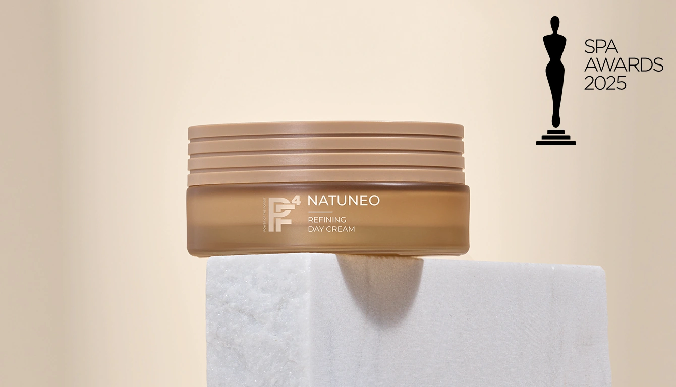 NATUNEO Refining Day Cream in braunem Tiegel auf weißem Stein, SPA AWARDS 2025 Auszeichnung