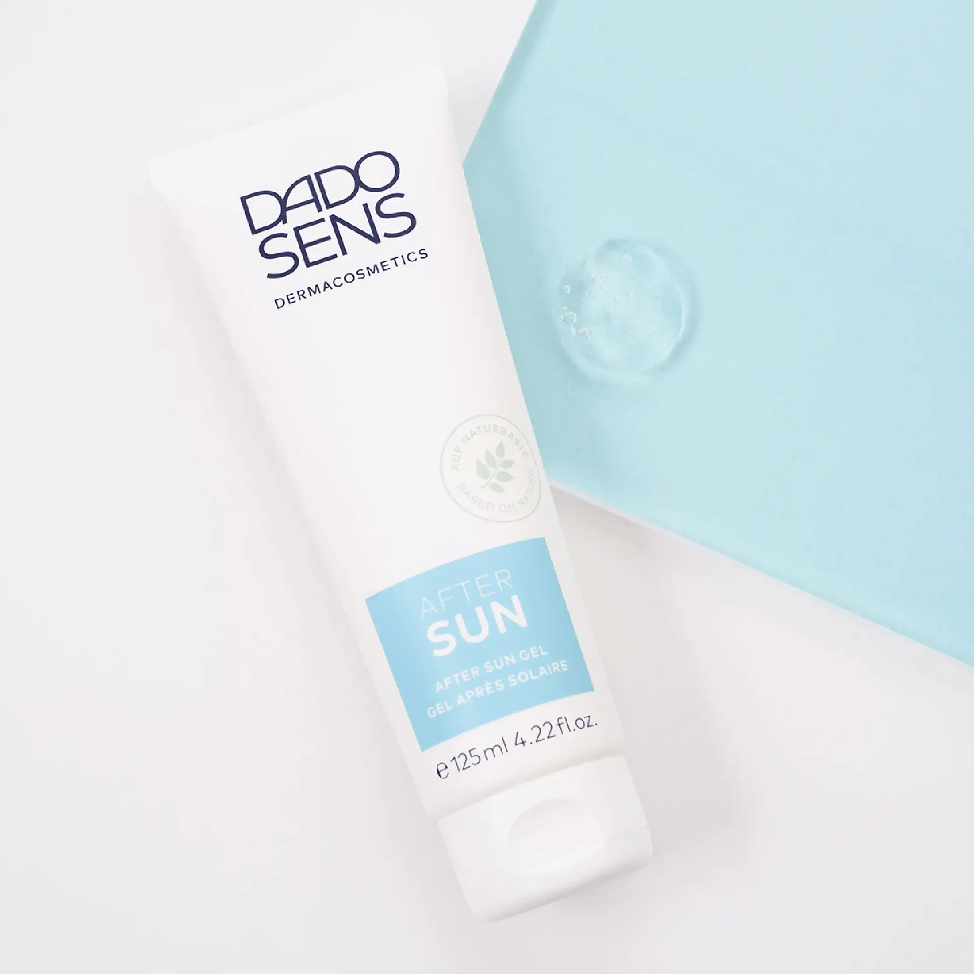 DADO SENS After Sun Gel 125 ml Tube mit klarem Gelklecks auf hellblauem Untergrund