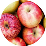 Rote und gelbe Äpfel in Nahaufnahme, Fokus auf glatte, frische Schale und natürliche Farbvariationen