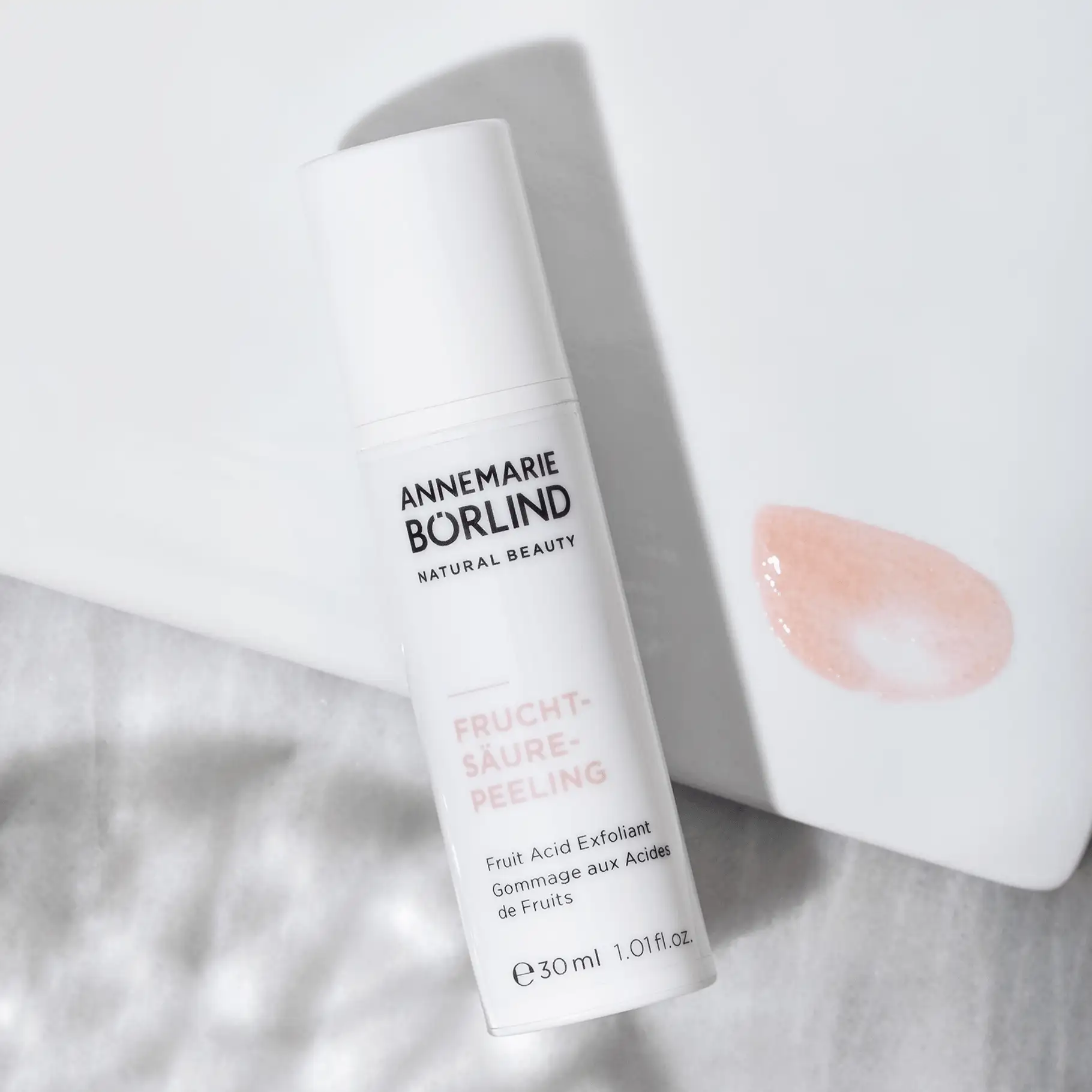 ANNEMARIE BÖRLIND Fruchtsäurepeeling 30 ml mit roséfarbener Geltextur auf weißem Untergrund