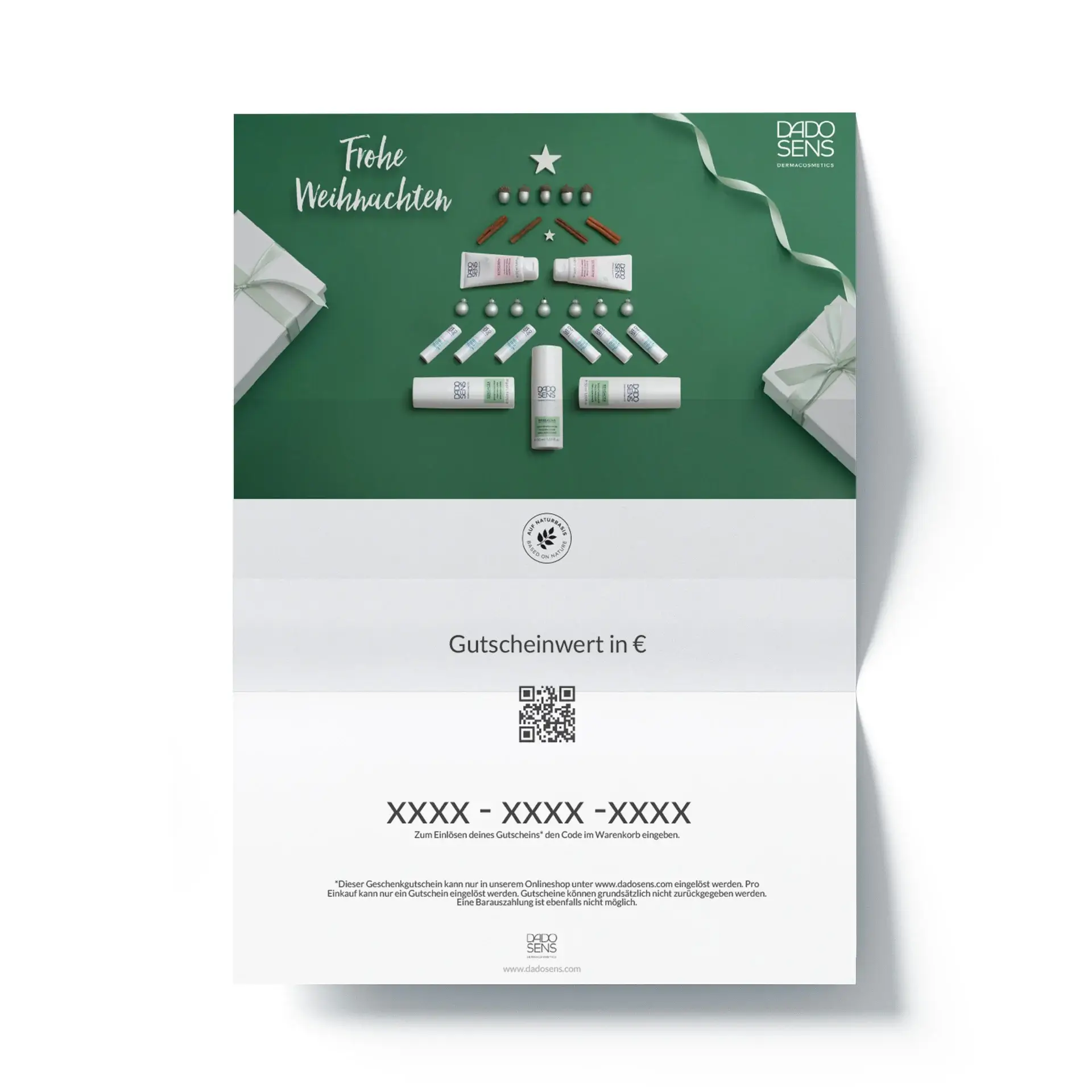 DADO SENS Geschenkgutschein mit Weihnachtsbaum aus Pflegeprodukten auf grünem Hintergrund