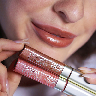 ANNEMARIE BÖRLIND Lip Gloss in zwei schimmernden Rosé- und Braun-Tönen, aufgetragen auf Lippen