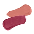 Zwei flüssige Lippenstift-Farben in Rosé und Dunkelrot, cremige Textur auf weißem Hintergrund