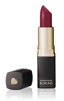 ANNEMARIE BÖRLIND Lippenstift in dunklem Cassis mit gold-schwarzer Hülse und Herzsymbol auf dem Deckel