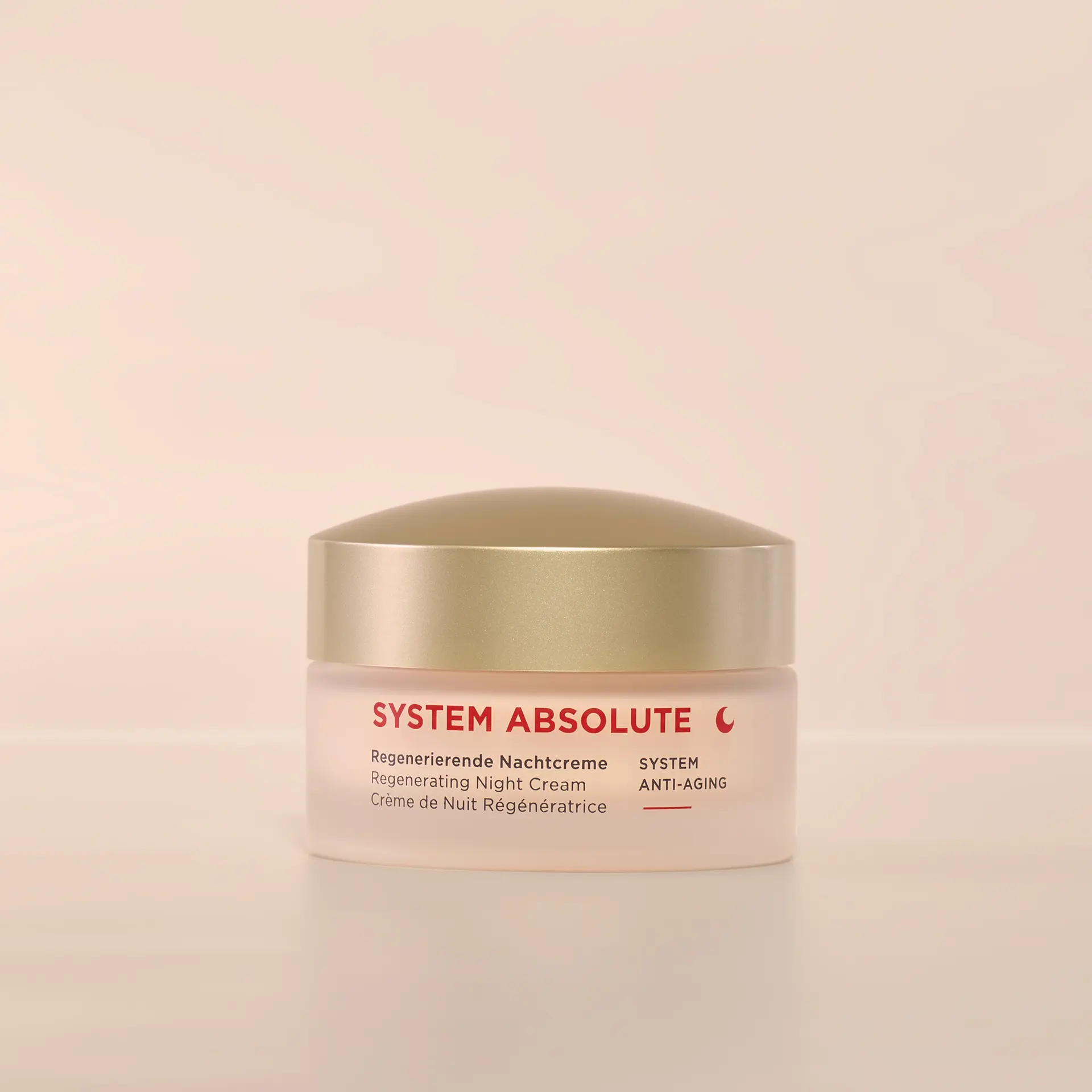 SYSTEM ABSOLUTE regenerierende Nachtcreme im runden Tiegel mit goldfarbenem Deckel vor hellem Hintergrund