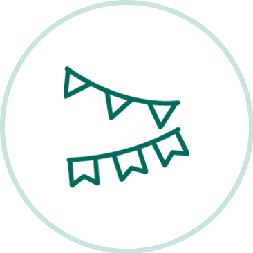 Zwei Reihen grüner Wimpelgirlanden in einem weißen Kreis auf hellgrünem Hintergrund