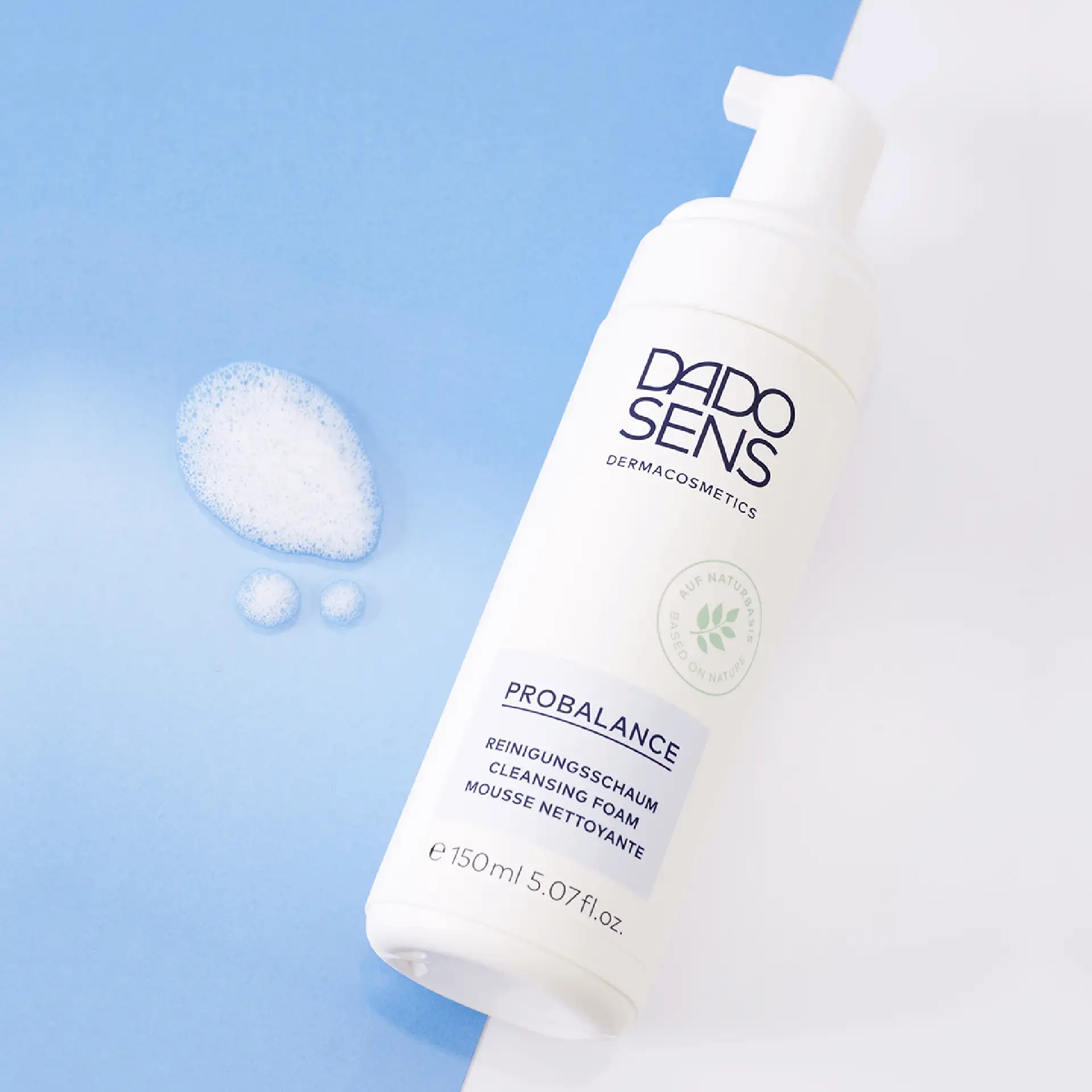 DADO SENS PROBALANCE Reinigungsschaum 150 ml mit Schaumtextur auf blau-weißem Hintergrund