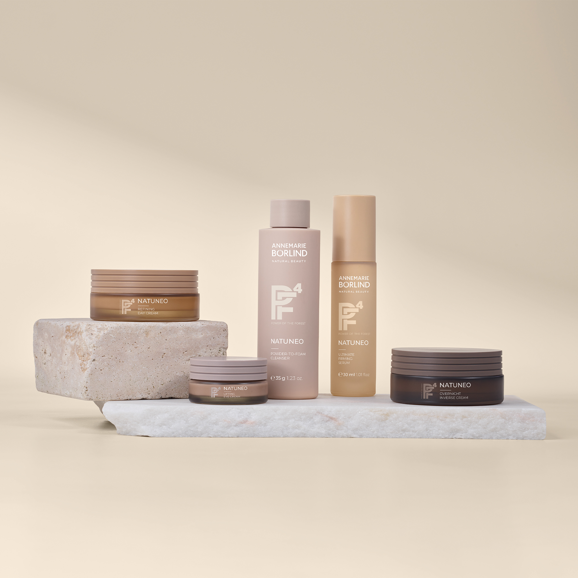 ANNEMARIE BÖRLIND NATUNEO Serie mit Tagescreme, Augencreme, Reinigungsschaum, Serum und Nachtcreme auf Steinen