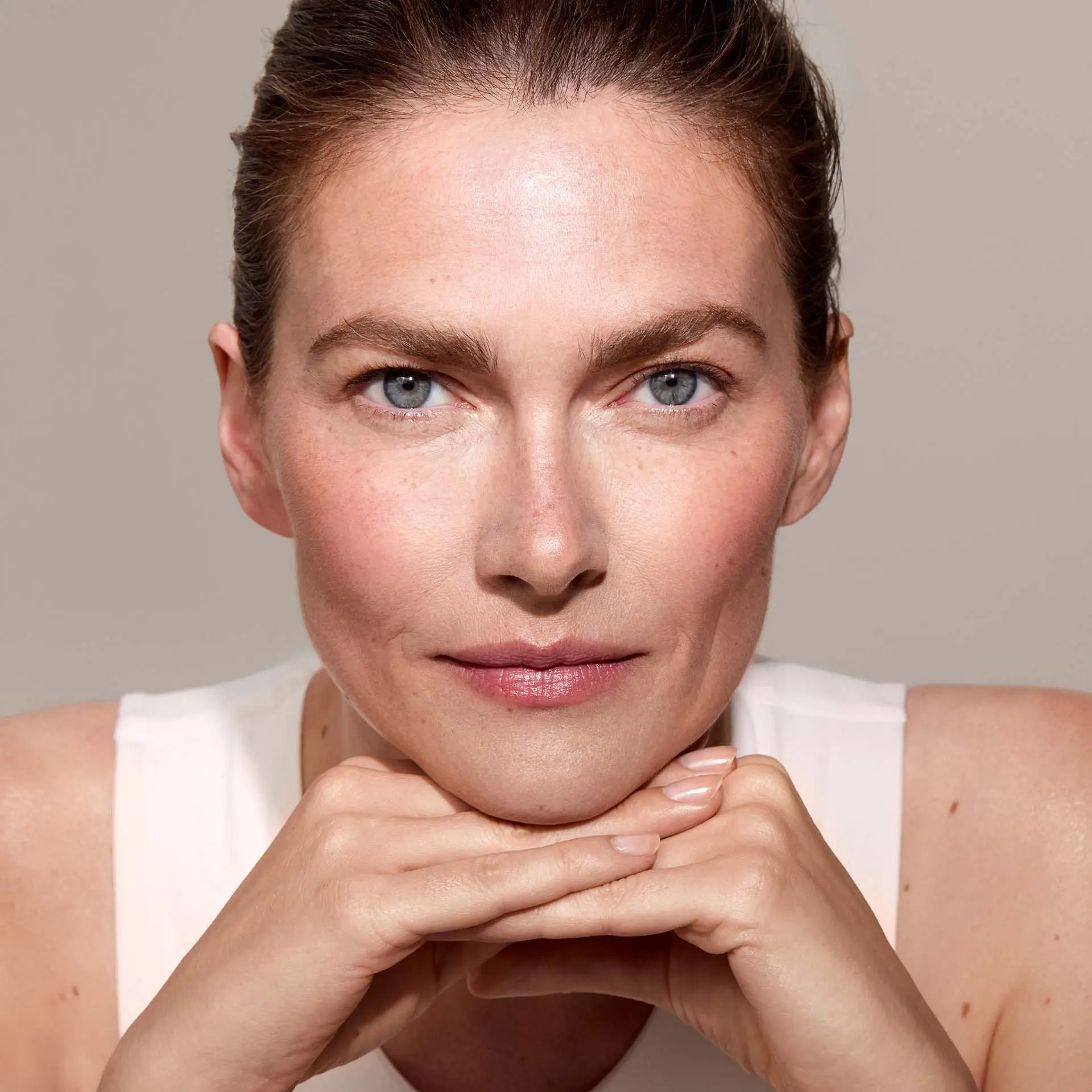 Frau mittleren Alters legt Kopf auf die Hände, bildet Zielgruppe für NAUROYALE Produkte ab