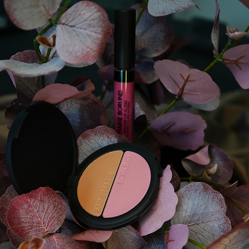 ANNEMARIE BÖRLIND 2in1 Bronzer & Blush und Natural Volume Lip Gloss in herbstlicher Blumeninszenierung für den Make-up Look „A Hug of Colour“