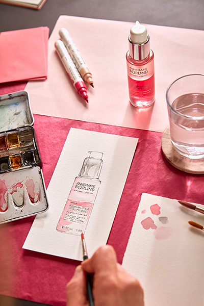Hand malt Aquarellzeichnung der ANNEMARIE BÖRLIND Rosenblüten Vitalpflege mit Pinsel, Farben und Serumflasche