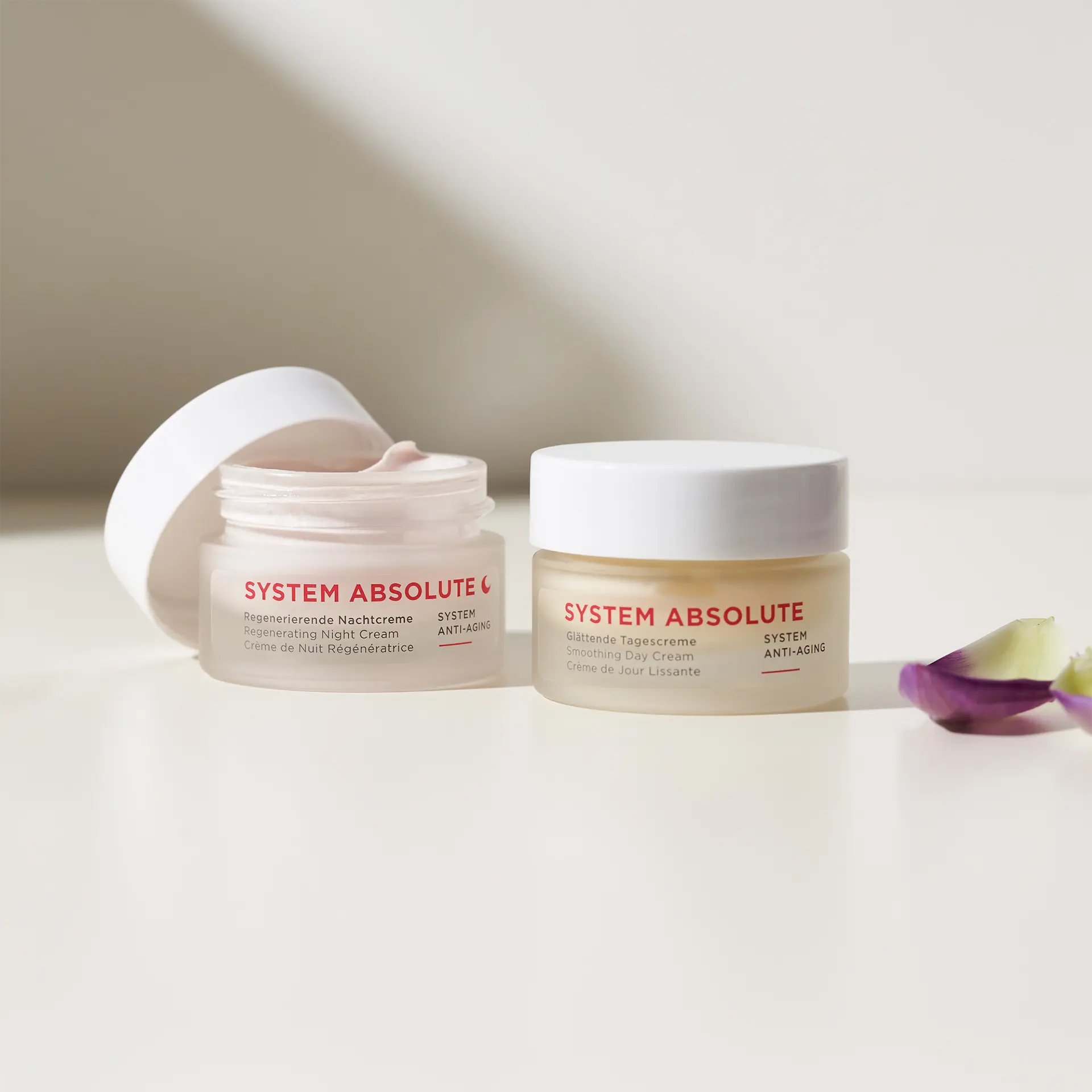 SYSTEM ABSOLUTE Regenerierende Nachtcreme und glättende Tagescreme im 15-ml-Glas mit weißem Deckel
