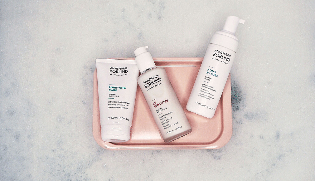 ANNEMARIE BÖRLIND Gesichtsreinigung mit PURIFYING CARE Gel, ZZ SENSITIVE Milch und AQUA NATURE Schaum auf rosa Tablett
