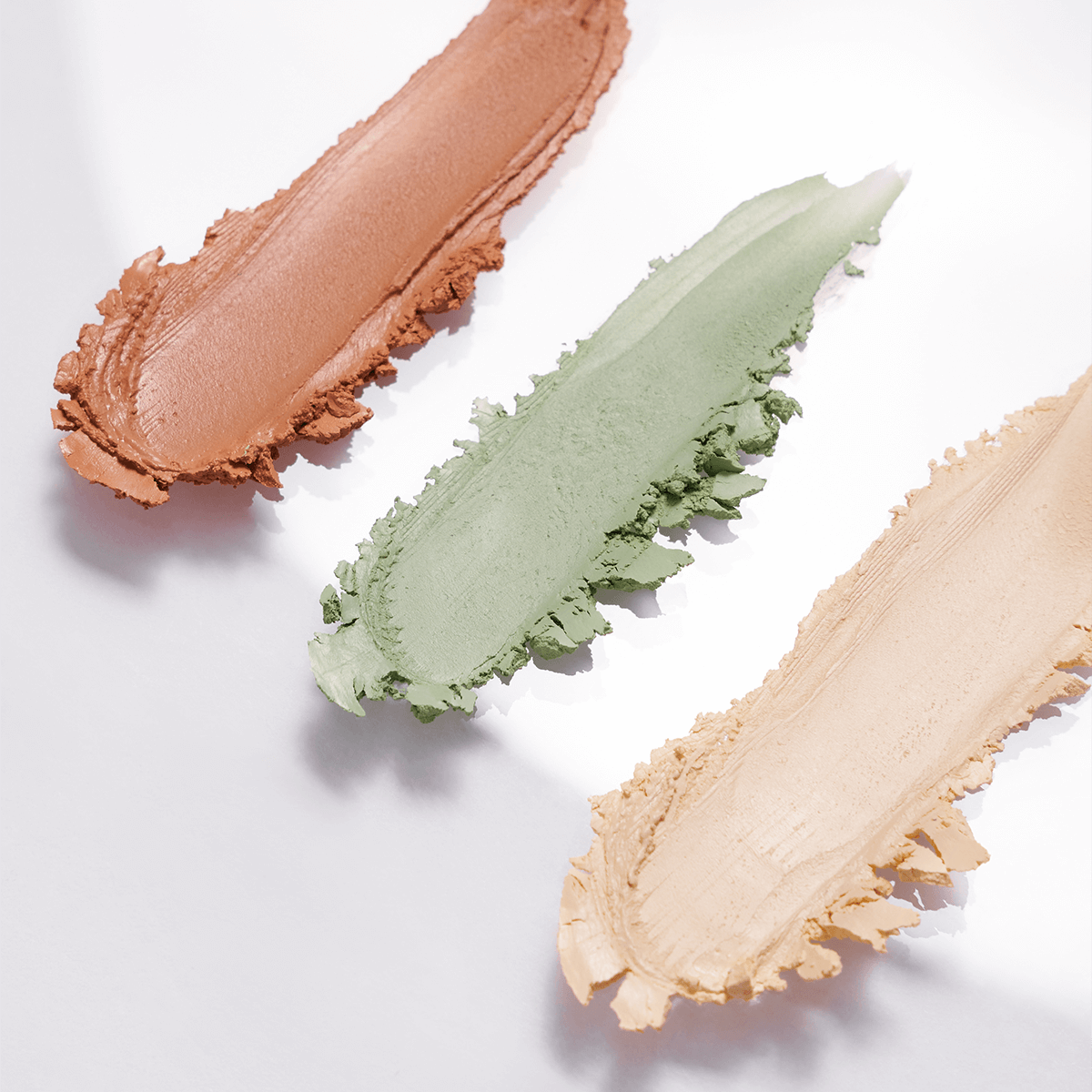 DADO SENS Hypersensitive Concealer Palette mit drei cremigen Farbnuancen in Braun, Grün und Beige auf weißem Hintergrund