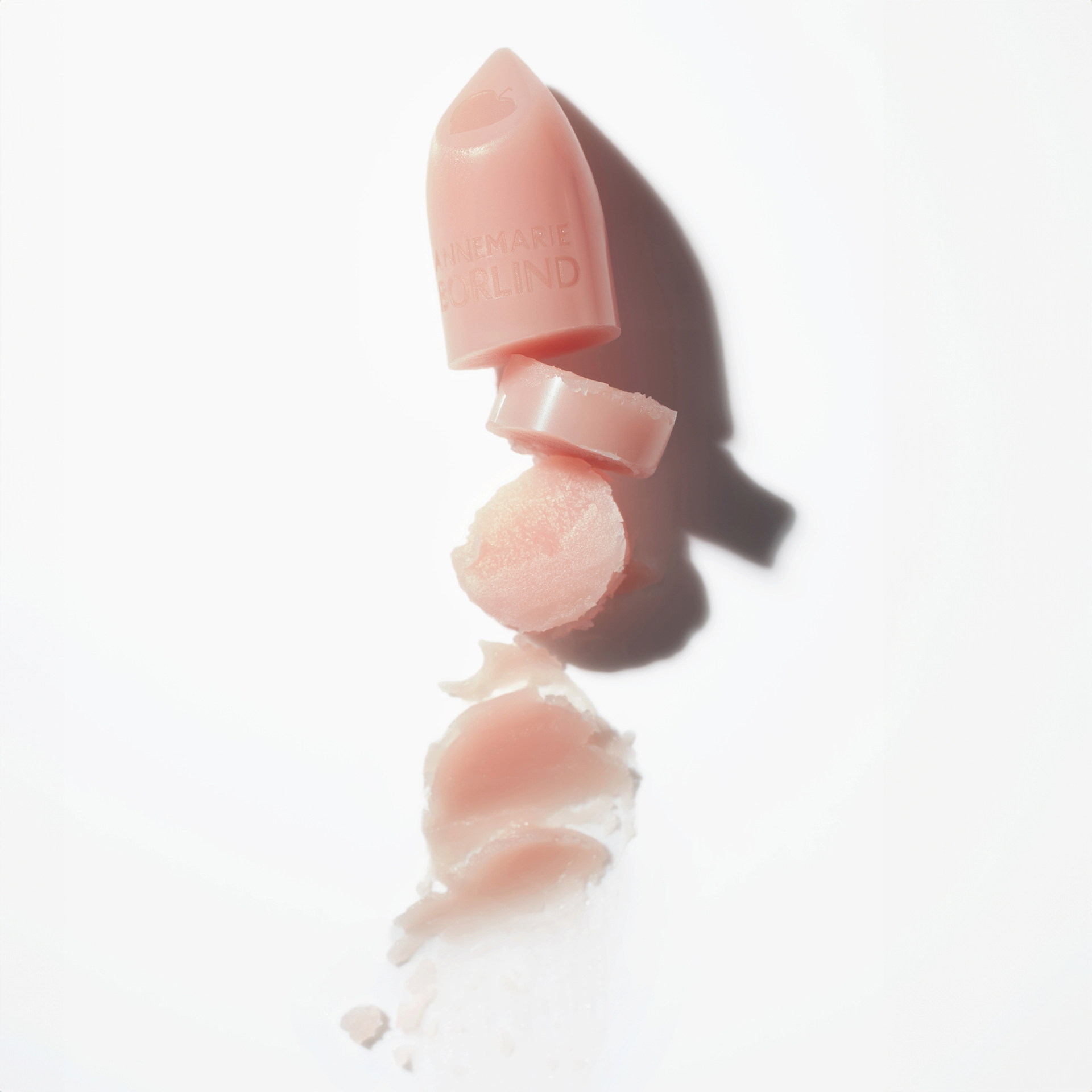 Cremige, feuchtigkeitsspendende Textur des ANNEMARIE BÖRLIND Lip Balms für geschmeidige Lippen.