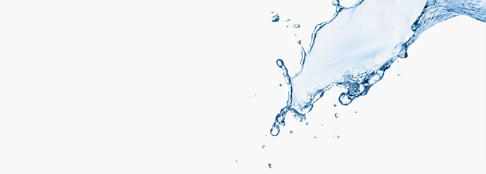 Dynamische Wasserfontäne mit klaren Tropfen vor hellem Hintergrund, symbolisiert Frische und Reinheit