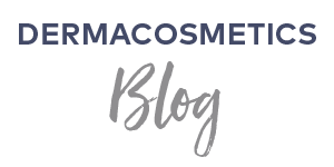 Logo mit dem Schriftzug DERMACOSMETICS in Großbuchstaben und handschriftlich "Blog" darunter
