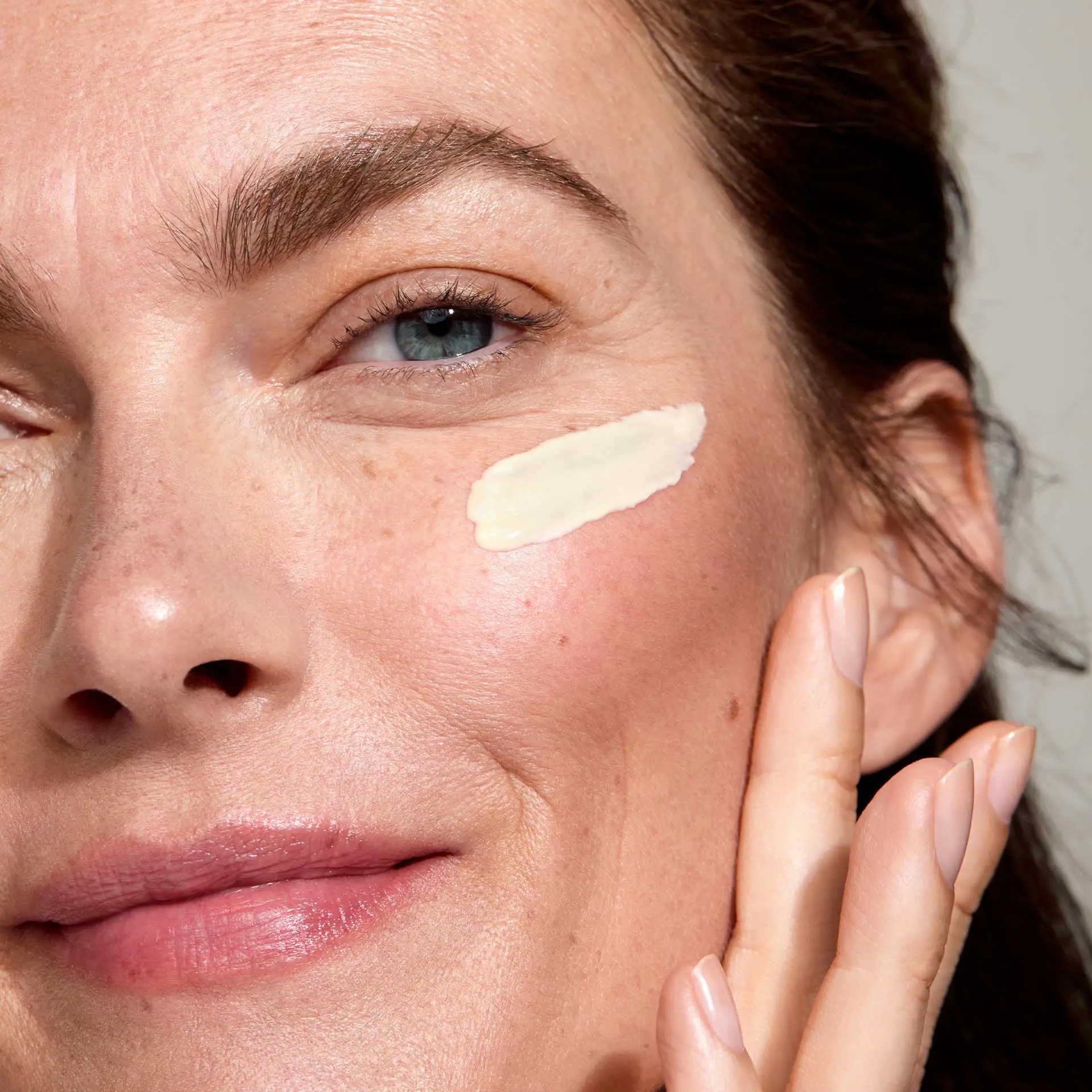 Frau wendet SYSTEM ABSOLUTE Regenerierende Nachtcreme im Gesicht an