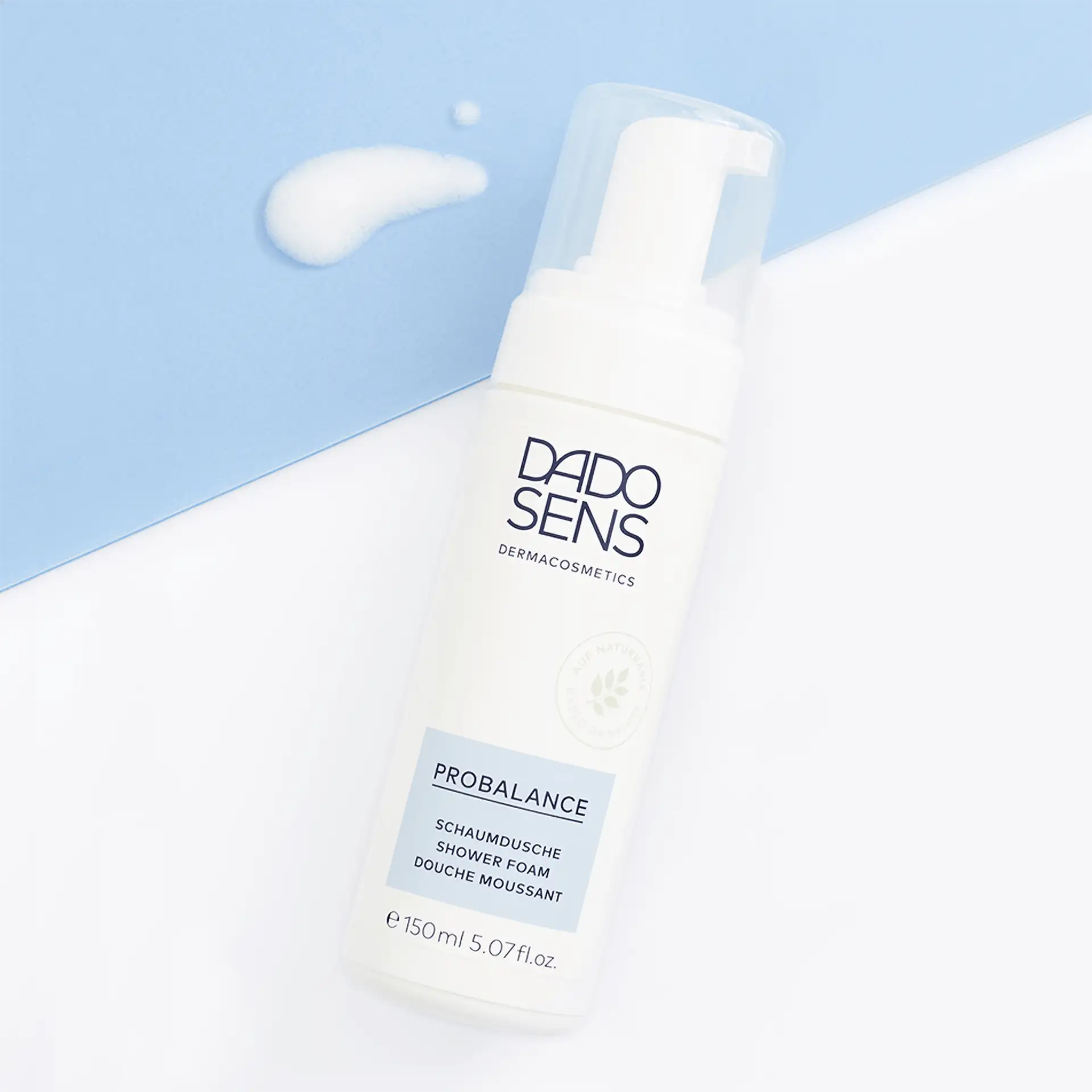DADO SENS PROBALANCE Schaumdusche 150 ml Flasche mit Pumpspender und Schaum auf blau-weißem Untergrund
