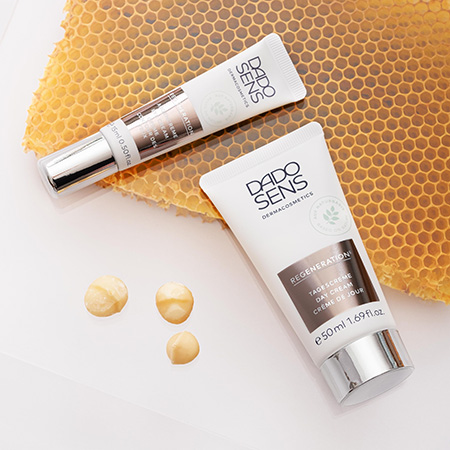 DADO SENS Regeneration Tagescreme 50 ml und Augencreme 15 ml auf Wabenstruktur mit Cremeproben