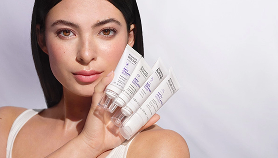 Frau hält NATU COLLAGEN BOOST Pflegeserie mit natürlichem Kollagen von ANNEMARIE BÖRLIND in der Hand