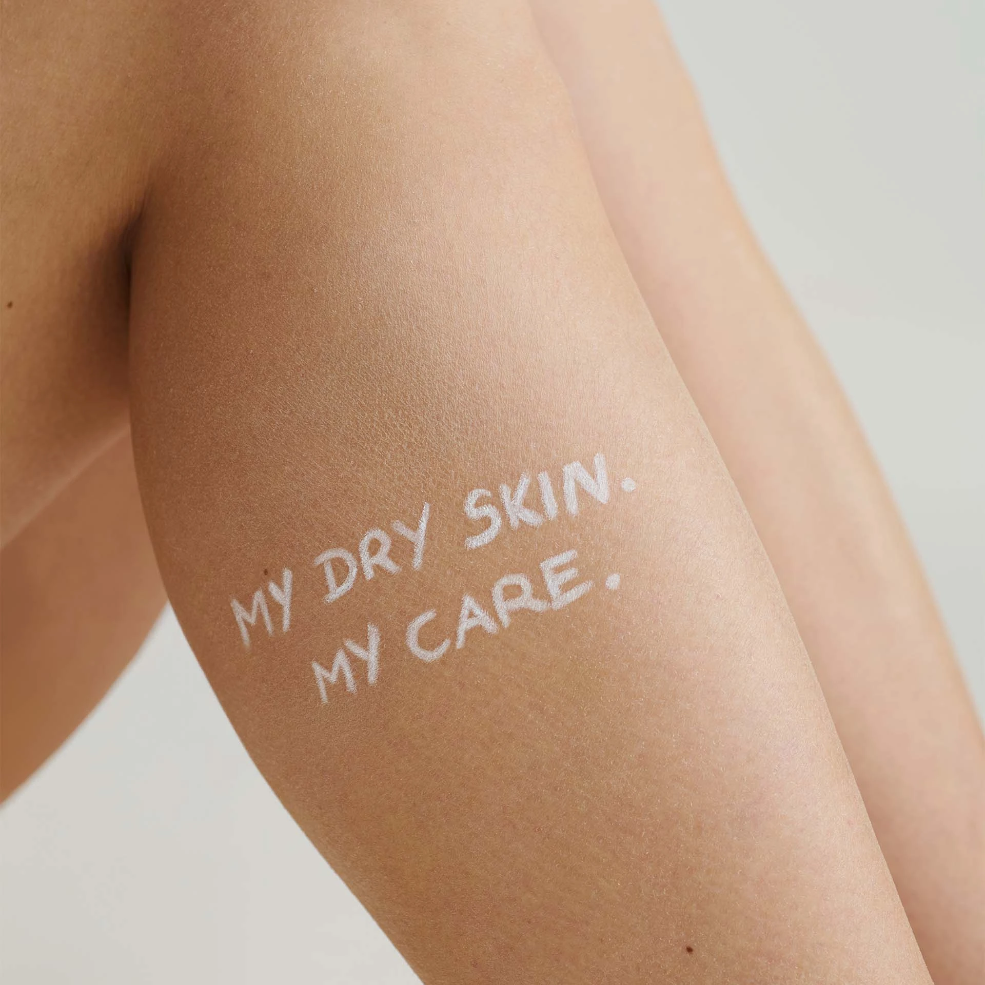 DADO SENS DRYDERM für trockene Haut, Claim mit "MY DRY SKIN. MY CARE" auf Bein in weißer Schrift