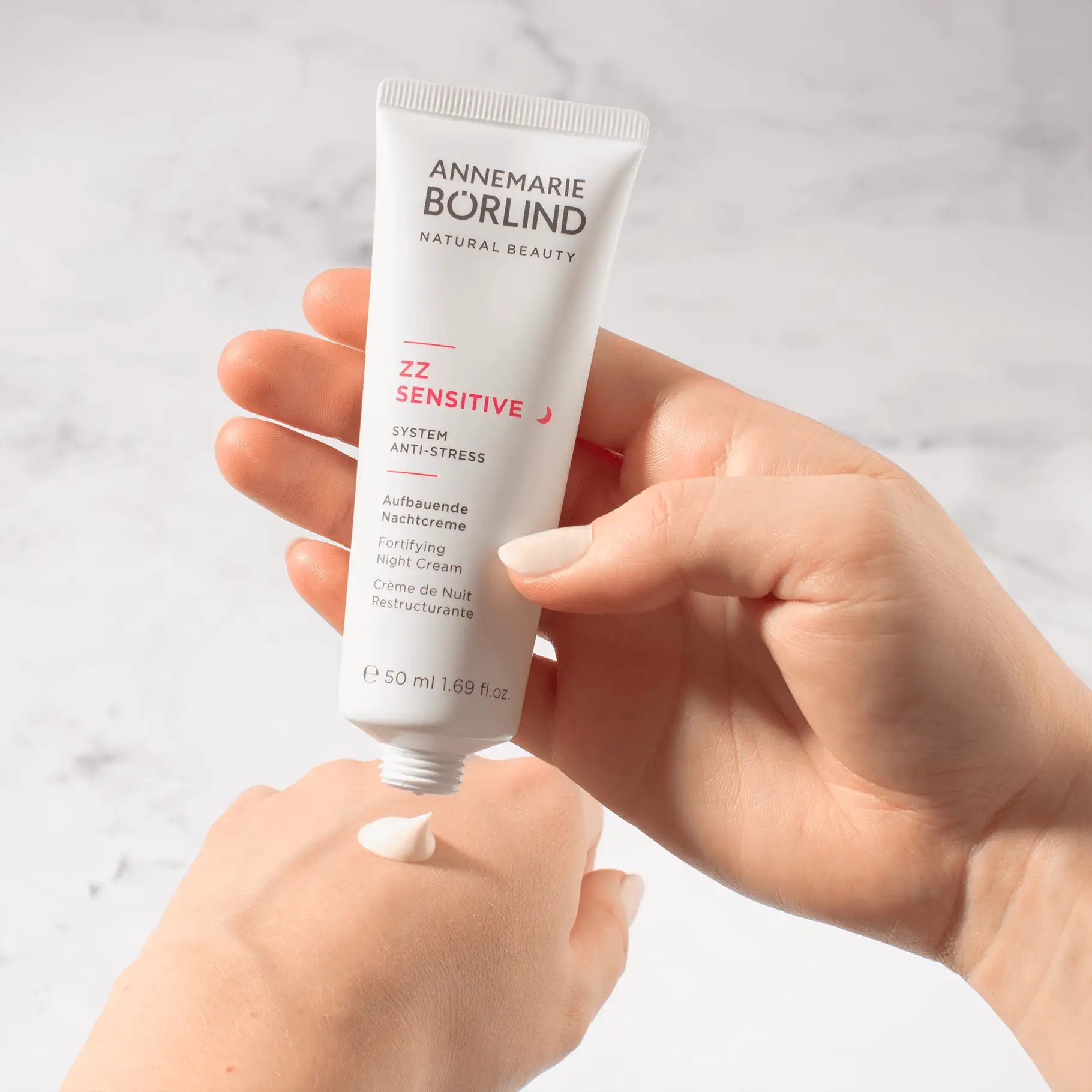 ANNEMARIE BÖRLIND ZZ SENSITIVE aufbauende Nachtcreme wird aus Tube auf Handrücken gedrückt