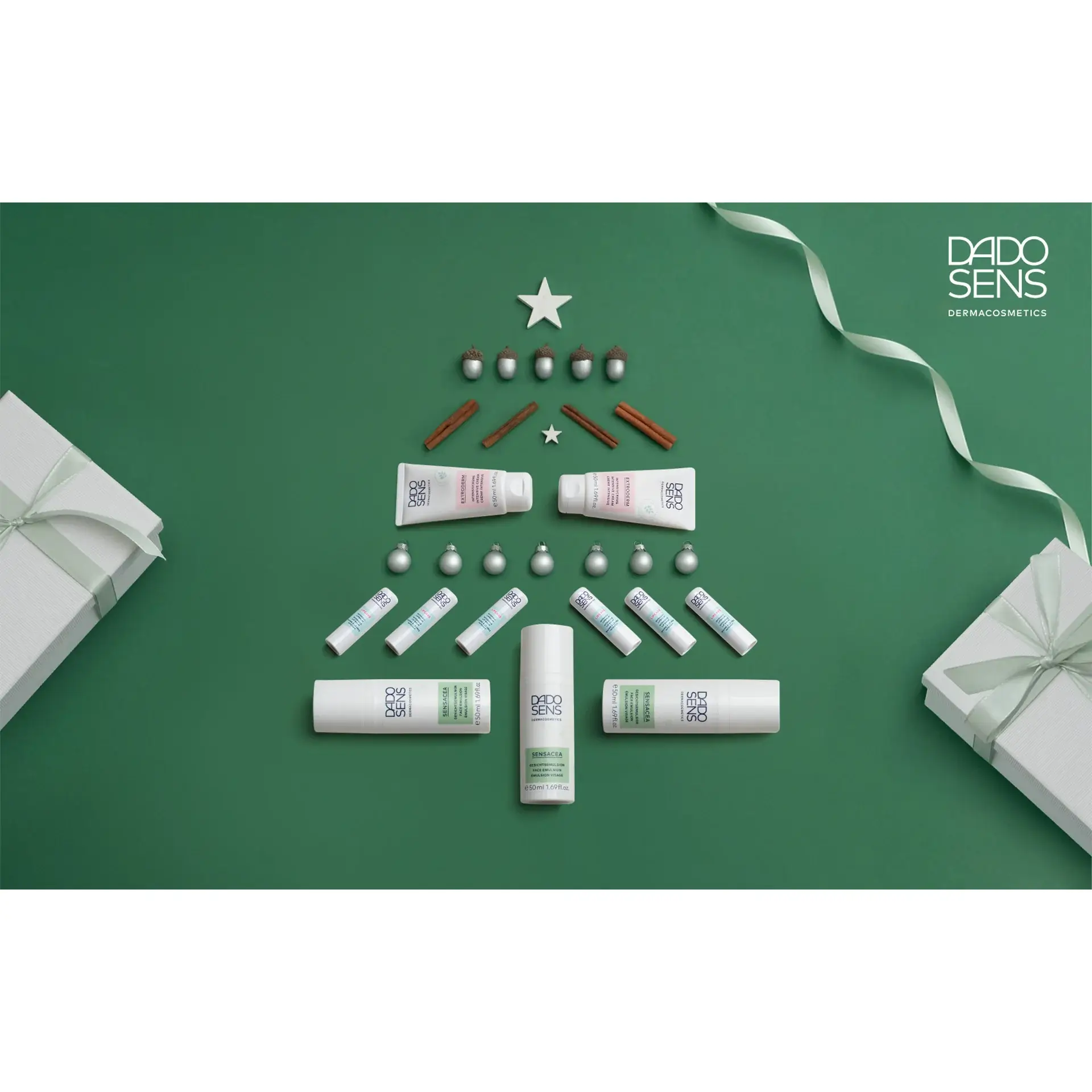 DADO SENS Hautpflegeprodukte in Tannenbaumform mit Zimtstangen, Kugeln, Sternen und Geschenkboxen auf grünem Hintergrund