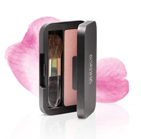 ANNEMARIE BÖRLIND Rouge in Rosé mit integriertem Pinsel vor rosa Blütenblatt auf weißem Hintergrund
