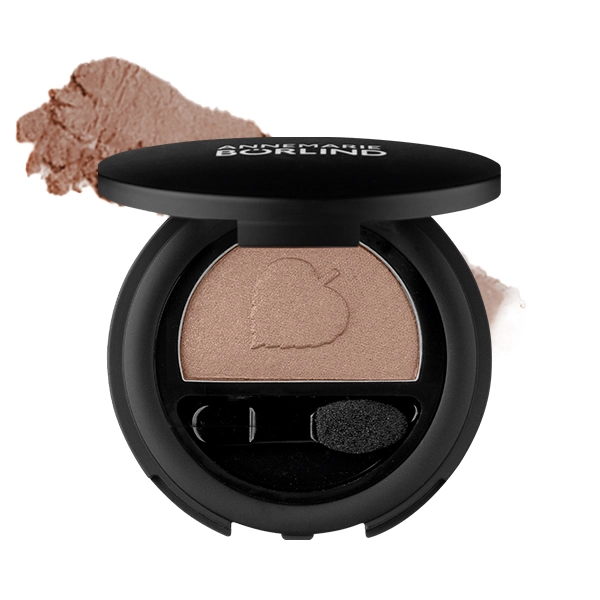 Grüne Augen schminken: Lidschatten-Empfehlung in Taupe von ANNEMARIE BÖRLIND ANNEMARIE BÖRLIND Lidschatten in der Farbe Taupe – vielseitiger Farbton, um grüne Augen zu schminken