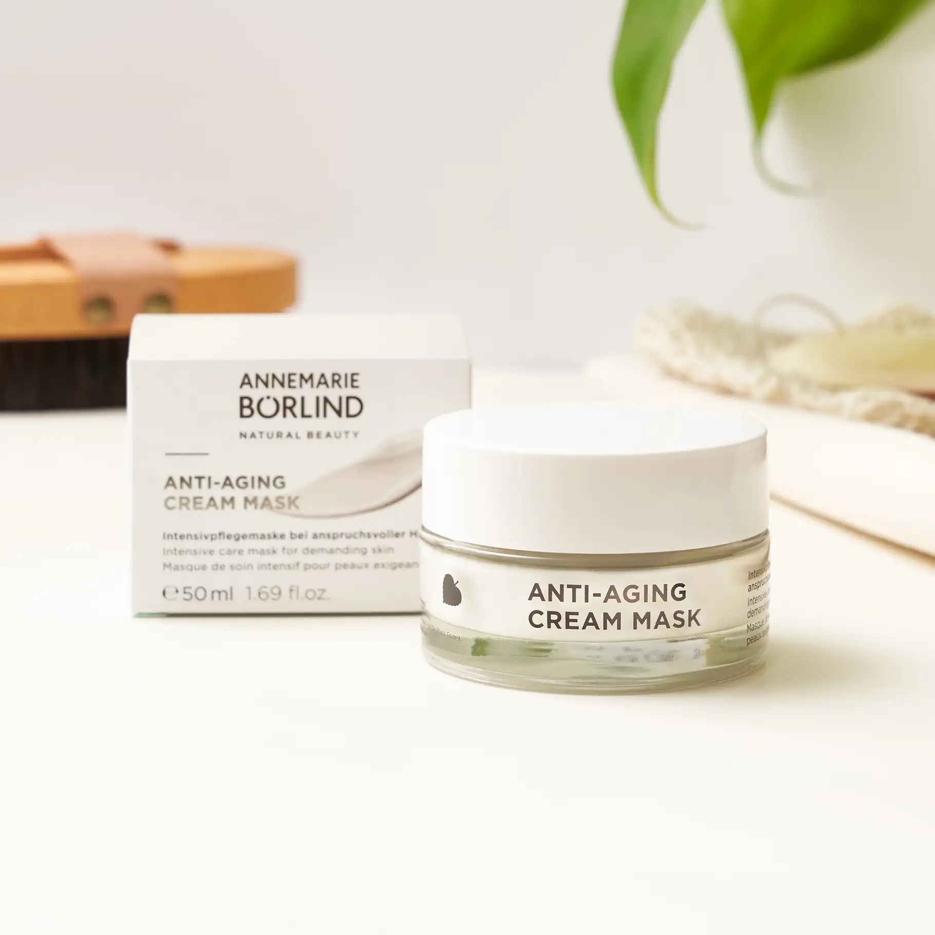 ANNEMARIE BÖRLIND Anti-Aging Cream Mask im Glastiegel mit weißem Deckel und Verpackung im Hintergrund