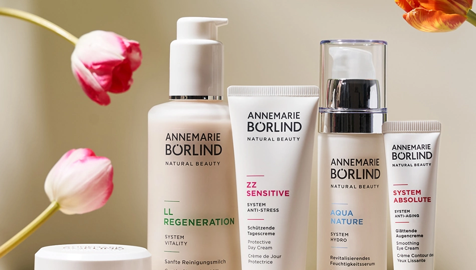 Was ist Naturkosmetik: Pflegeserien von ANNEMARIE BÖRLIND – darunter ZZ SENSITIVE, LL REGENERATION, AQUANATURE und SYSTEM ABSOLUTE – inszeniert mit frischen Tulpen.