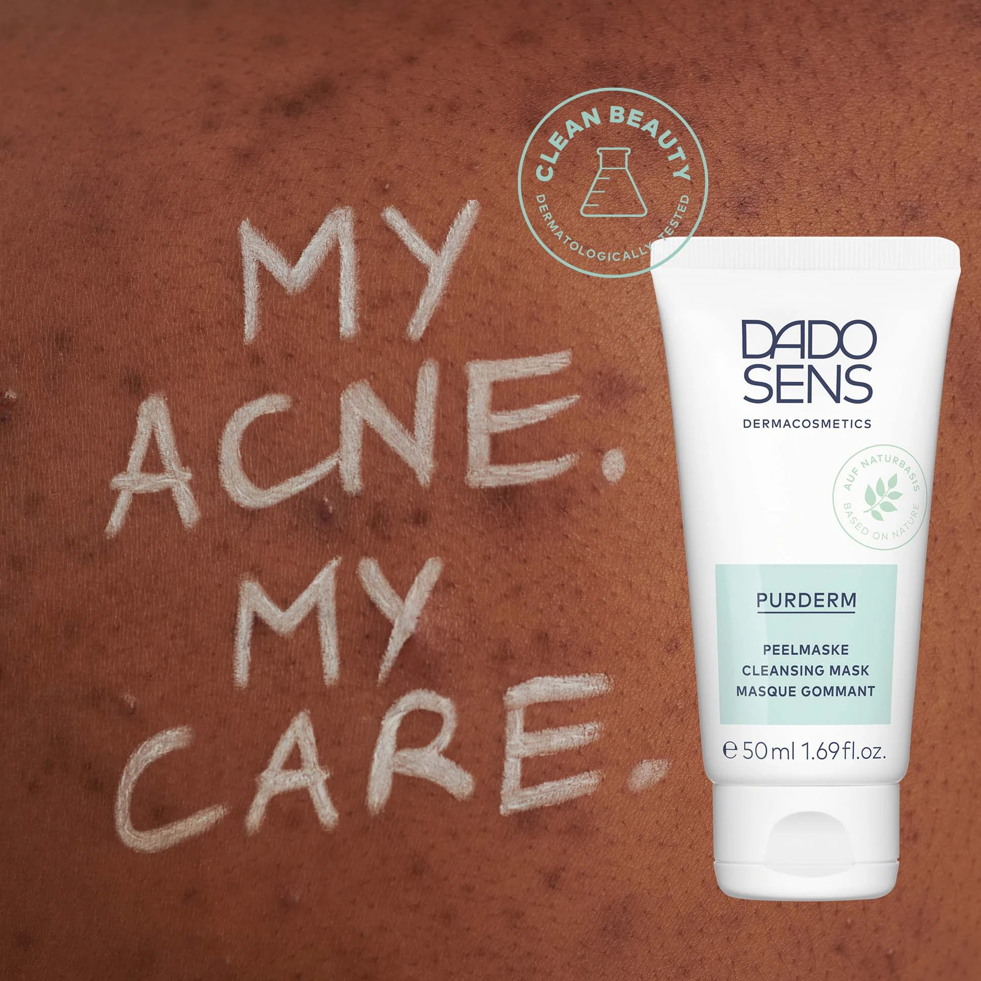 Dunkle Haut mit Akne und weißer Schrift "MY ACNE. MY CARE." Daneben DADO SENS PURDERM PEELMASKE 50 ml