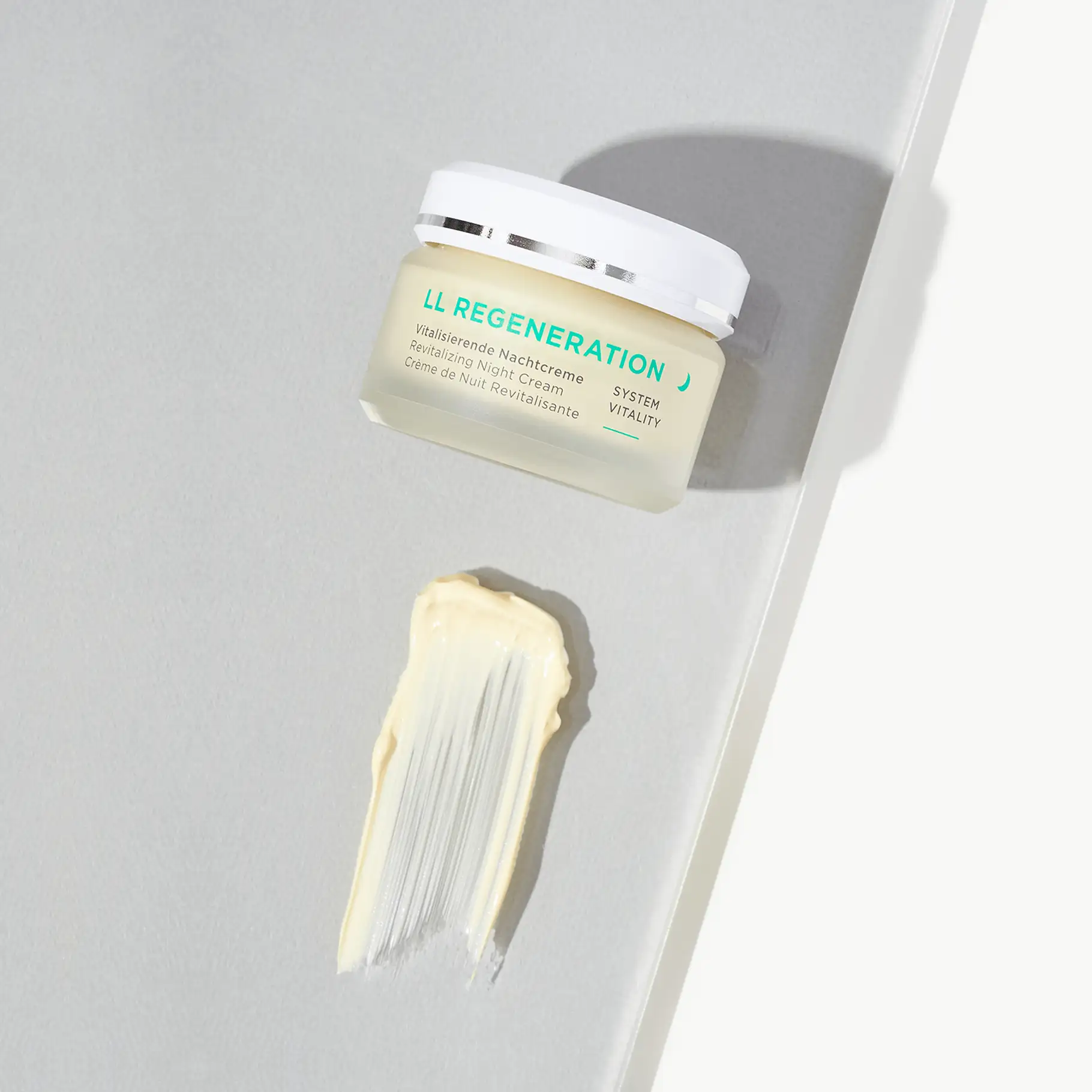 LL REGENERATION vitalisierende Nachtcreme im Tiegel mit Cremeprobe auf hellem Untergrund