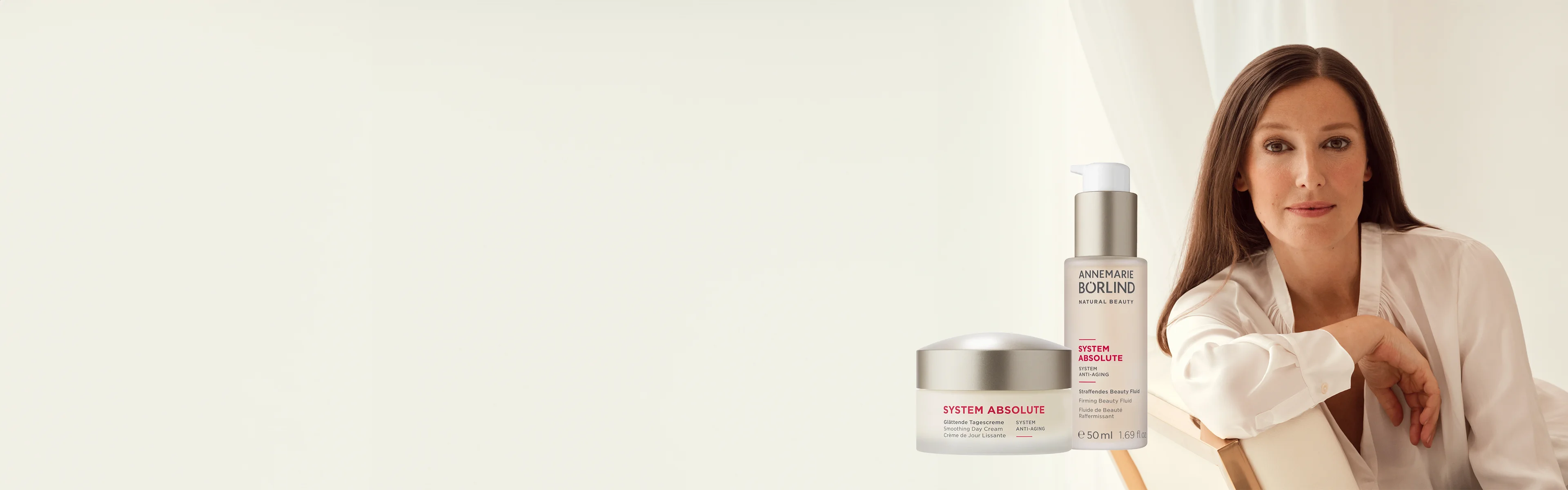 ANNEMARIE BÖRLIND SYSTEM ABSOLUTE Tagescreme und Beauty Fluid mit Anti-Aging-Effekt, Frau lehnt entspannt