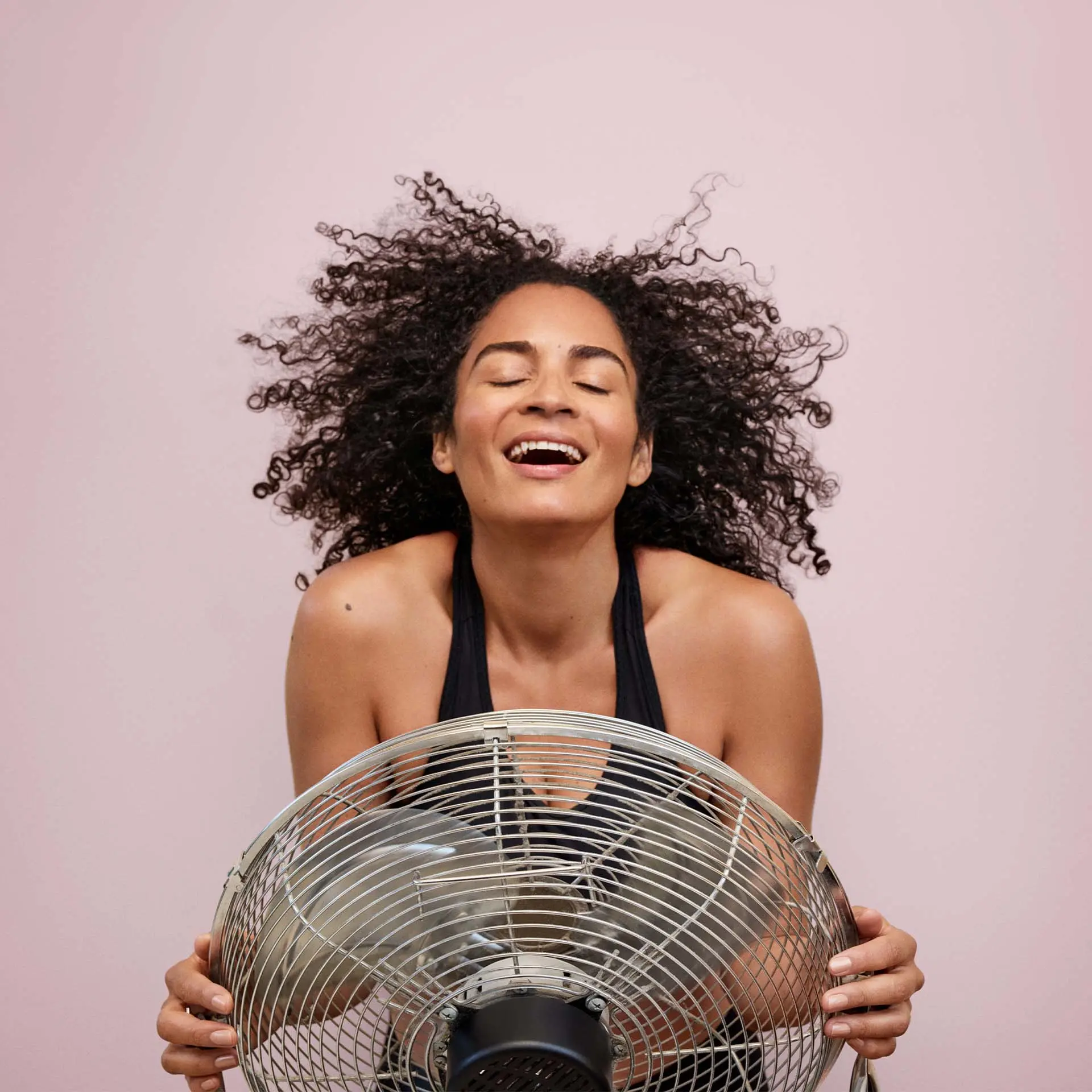 Frau hinter Ventilator