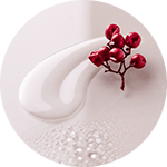 Weiße Creme mit roten Beeren und transparenten Perlen auf hellem Untergrund, Nahaufnahme