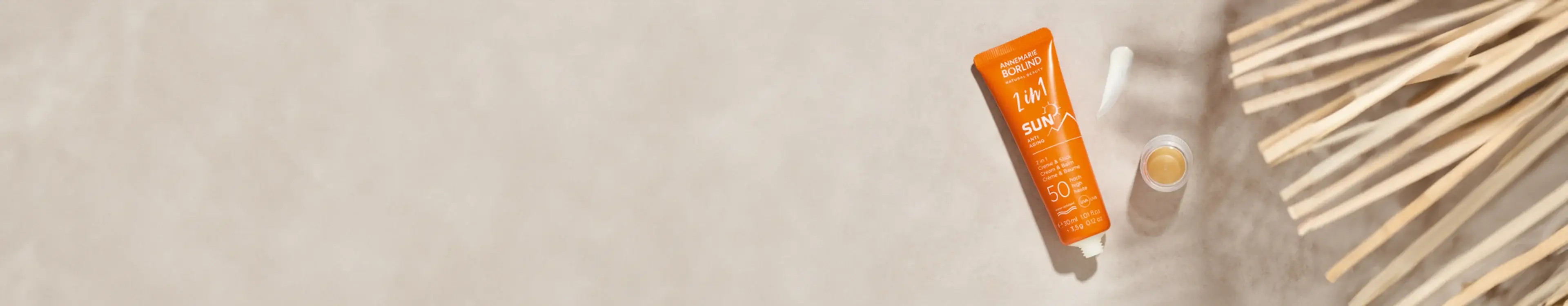 ANNEMARIE BÖRLIND 2in1 SUN Sonnencreme LSF 50 mit Anti-Aging-Effekt und Lippenbalsam auf hellem Hintergrund
