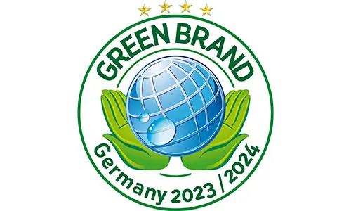 Zwei grüne Hände halten eine blaue Weltkugel mit Wassertropfen, umgeben von Text "GREEN BRAND Germany 2023 | 2024" und vie...