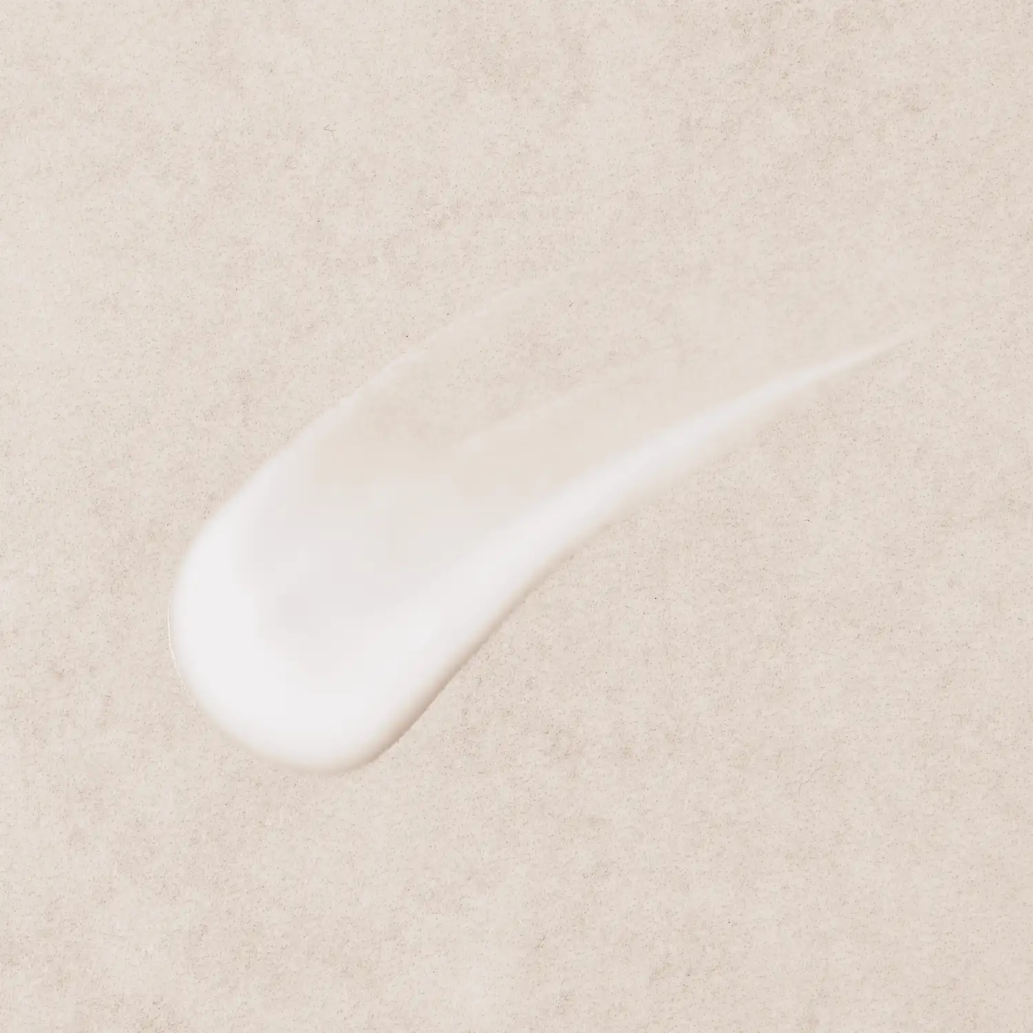 Sanfte, weiße Emulsionscreme-Textur auf beigem Hintergrund, cremig und leicht glänzend