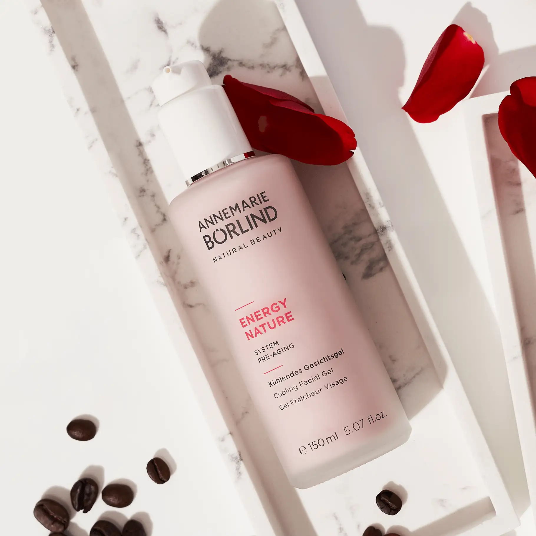 ANNEMARIE BÖRLIND Energy Nature kühlendes Gesichtsgel in Flasche mit Kaffeebohnen und roten Rosenblättern