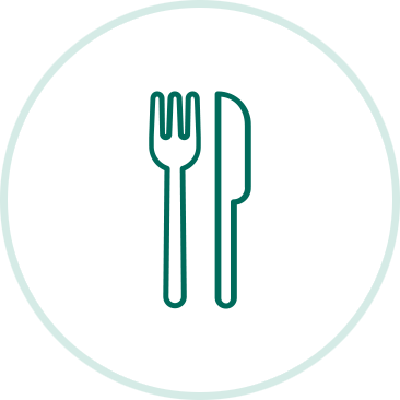 Symbol aus Gabel und Messer in grün auf weißem Kreis vor hellgrünem Hintergrund