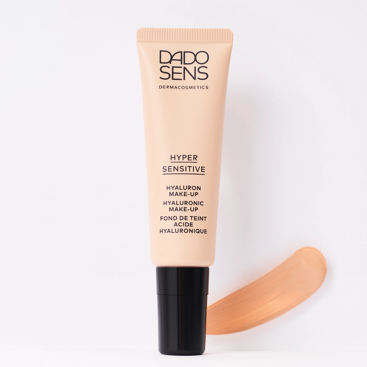 DADO SENS Hypersensitive Hyaluron Make-up in Mandel mit cremiger Textur auf weißem Hintergrund