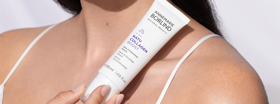 ANNEMARIE BÖRLIND NATU COLLAGEN BOOST Serum für Hals und Dekolleté, 50 ml, in Hand vor Schulter