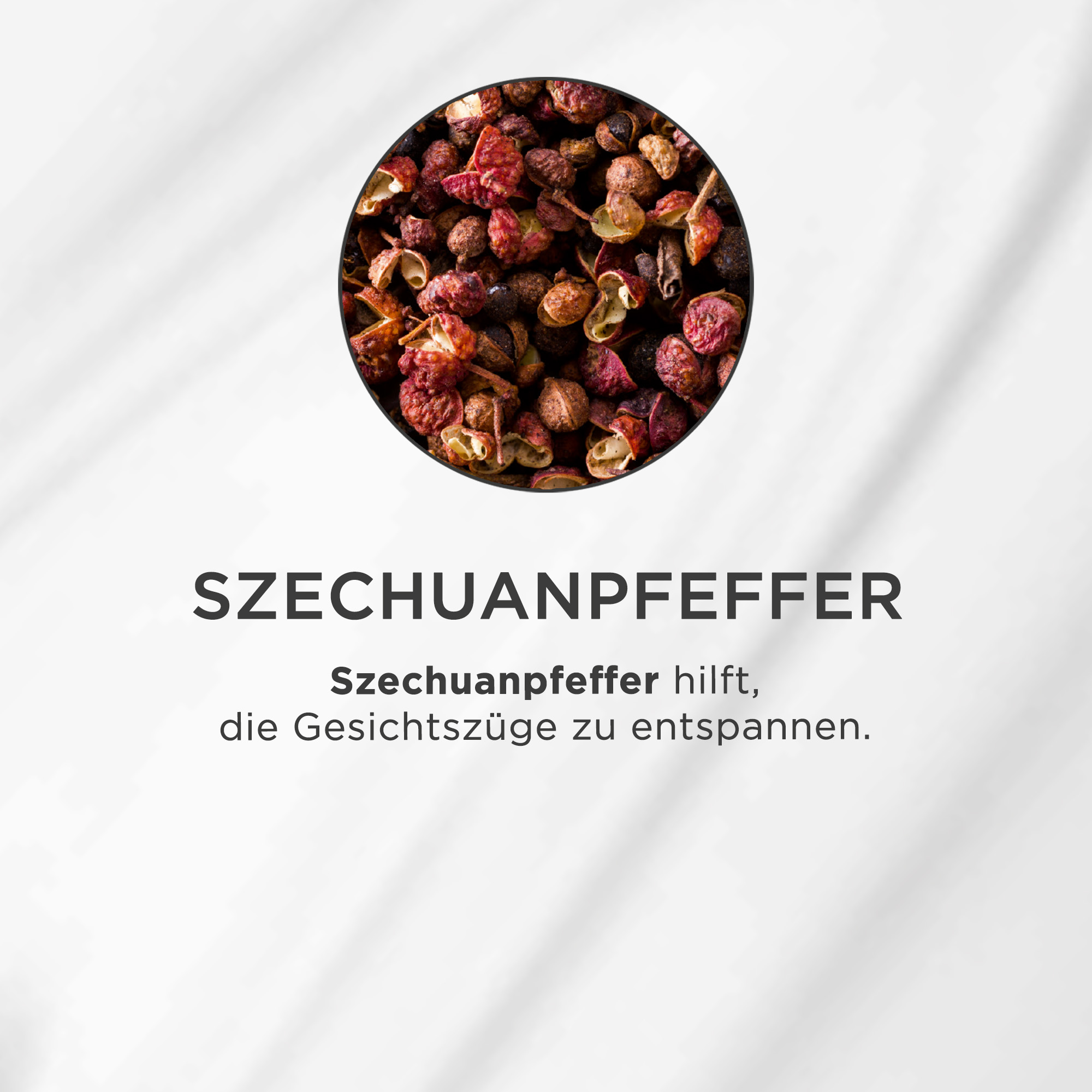 Getrocknete Szechuanpfefferkörner in Nahaufnahme auf weißem Hintergrund mit Text zur Wirkung