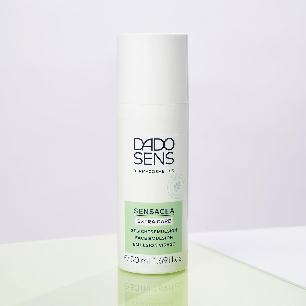 DADO SENS SENSACEA EXTRA CARE Gesichtsemulsion in weißem Spender, 50 ml, auf hellem Untergrund